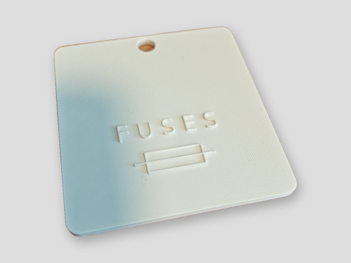 Plaque autrefois réalisée en polyester, désormais imprimée en 3D